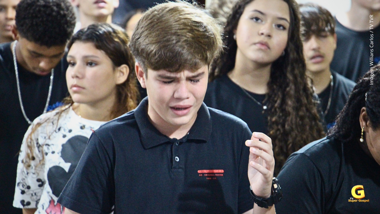 Uma noite de adoração e ministração da palavra de Deus é realizada por grupo de adolescentes