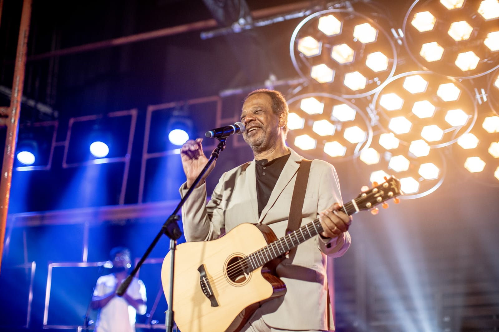 “Glória ao Rei” (Ao Vivo), de Adhemar de Campos, a mesma canção em novo formato